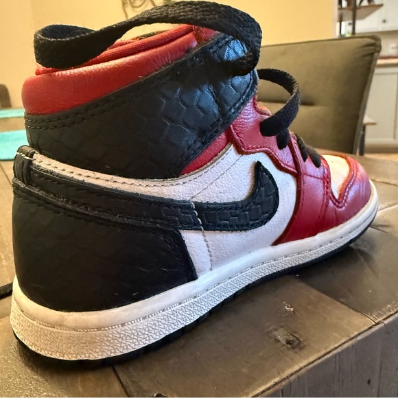 🏆 Boys Jordan 1
Retro High Sneakers - Size 10C - Picture 5 of 11